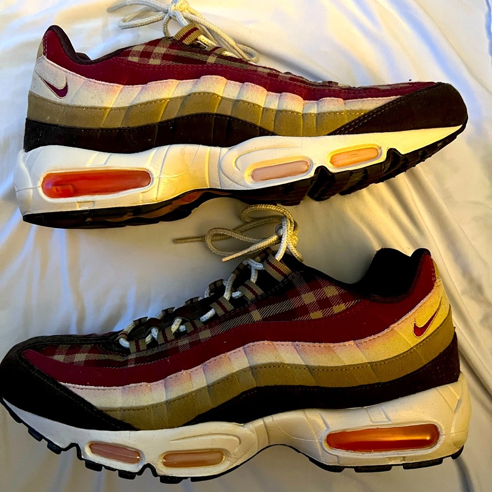 Nike air max 95 flannel rose burgundy plaid size 10 mens. Great condition rare